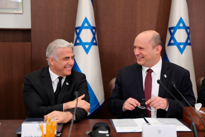 De Israëlische premier Naftali Bennett (rechts op de foto) en de minister van Buitenlandse Zaken Yair Lapid (links) zijn overeengekomen om het parlement te ontbinden, waarop Lapid de functie van minister-president overneemt.