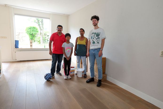 Verslaggever Pim van der Hulst in zijn net leeggehaalde ouderlijk huis met de nieuwe bewoners Sanjay Sadanandan, Rhea Sadanandan en Neha Raizada.