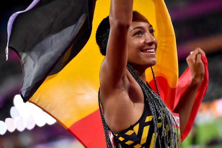 Nafi Thiam poseert trots met de Belgische vlag in het Olympisch Stadion in Londen. Tijdens het WK atletiek, begin deze maand, veroverde ze goud in de zevenkamp. Daarmee staat de atlete op eenzame hoogte in ons land. Beeld BELGA