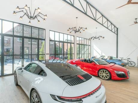 Vijf badkamers, fitnesscentrum en garage voor hele collectie bolides: dit bijzondere huis staat te koop