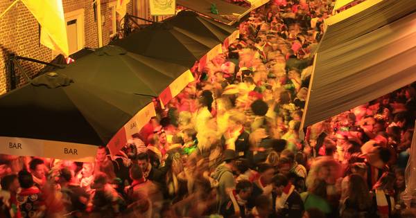 Slimme camera's herkennen elke carnavalsvierder in Korte Putstraat: 'Wie er niet in mag, hebben we e