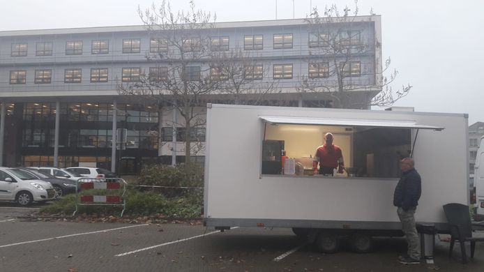 De frietkar voor het gemeentehuis in Zevenbergen.
