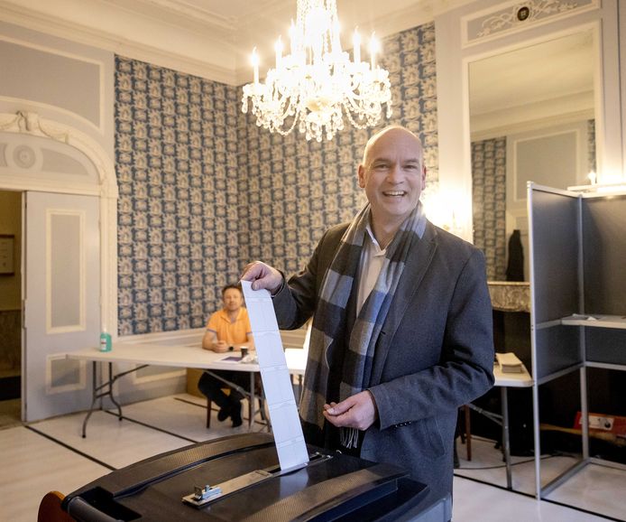 ChristenUnie-voorman Gert-Jan Segers brengt zijn stem uit op het gemeentehuis van zijn woonplaats Amersfoort. Hij mengt zich nu in de politieke discussie in Bunschoten.