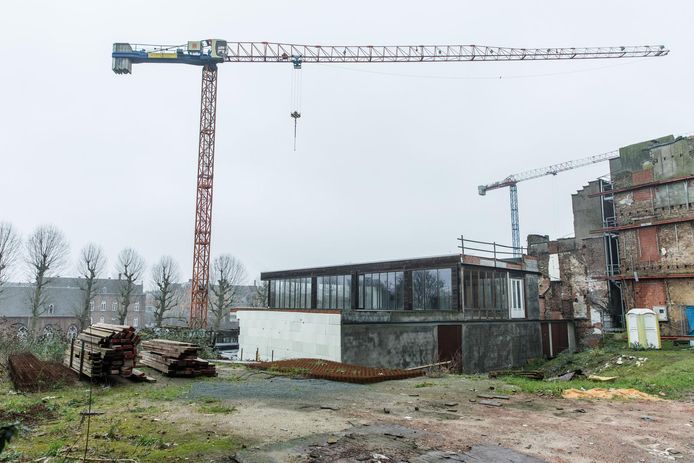 Een deel van de kantoren werd in 2000 al gebouwd. Om onbekende redenen is de bouw niet verder doorgegaan.