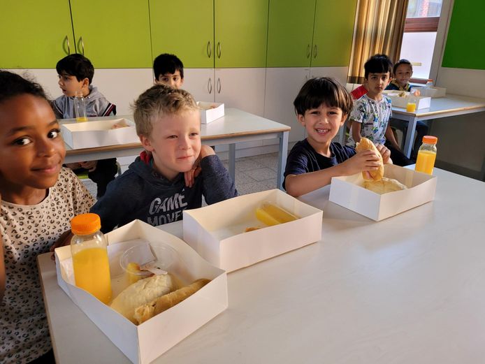 gezond-ontbijt-voor-430-leerlingen-en-50-leerkrachten-roeselare-hln-be