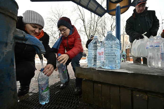 In een park in Kiev vullen mensen hun flessen water aan de dorpspomp.