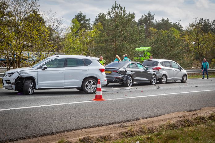 Drie auto's botsten vanmiddag op elkaar op de A28, waarna een kilometerslange file ontstond.