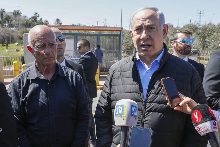 De Israelische premier Benjamin Netanhayu in Ariel, waar de aanslag plaatsvond. Beeld AFP