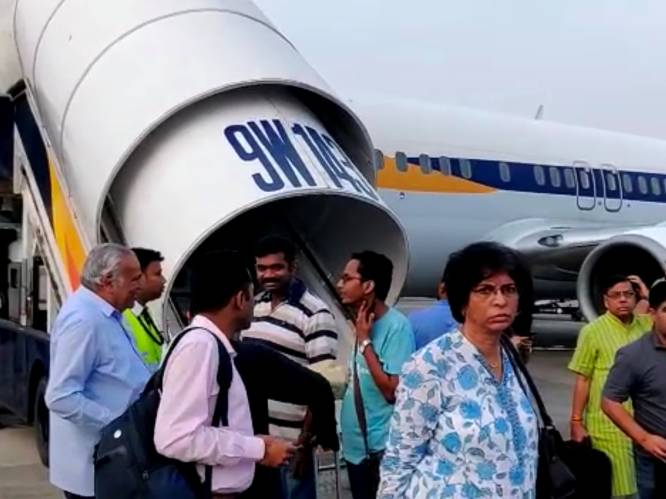 Vliegtuig van Air India sloopt muur bij het opstijgen en maakt gedwongen noodlanding