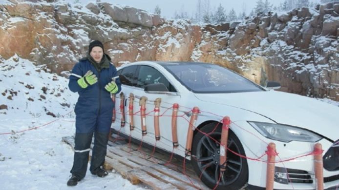 De boze Fin liet zijn auto ontploffen door het model te omgorden met dynamietstaven.