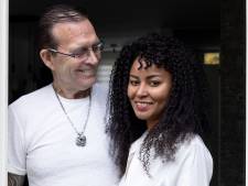 Leoncine woog nog maar 37 kilo toen Ron haar in de goot vond, nu is ze directeur van een bedrijf