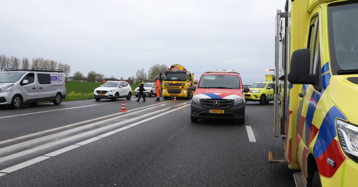 Bestuurder bekneld bij ongeval op A15: weg dicht, verkeer omgeleid.