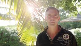 Vergezel jij Sam in zijn luxueze B&B in Senegal?