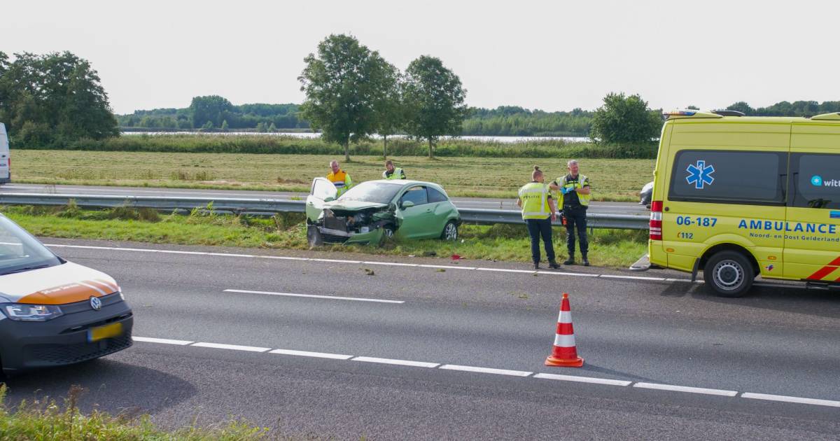 Ongeval op de A28 bij Ermelo zorgt voor flinke vertraging, één gewonde naar het ziekenhuis.