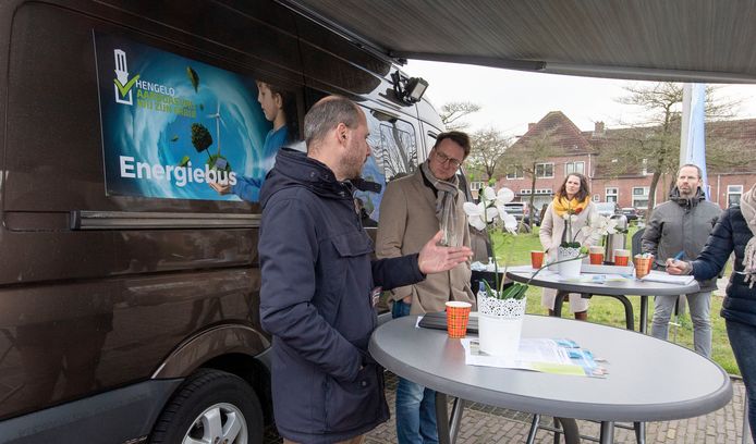 Wethouder Claudio Bruggink komt met de energiebus naar inwoners van de Nijverheid en ’t Genseler om uit te leggen wat de aanleg van warmtenet zou betekenen voor de wijk.