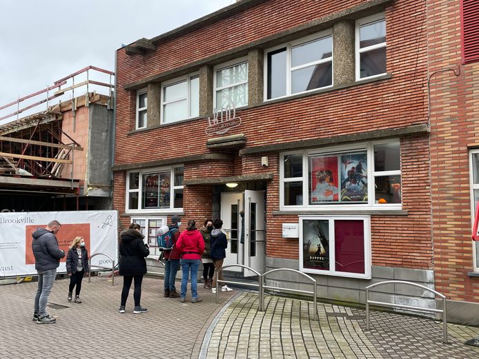 Aanschuiven aan cinema Rio in De Haan.
