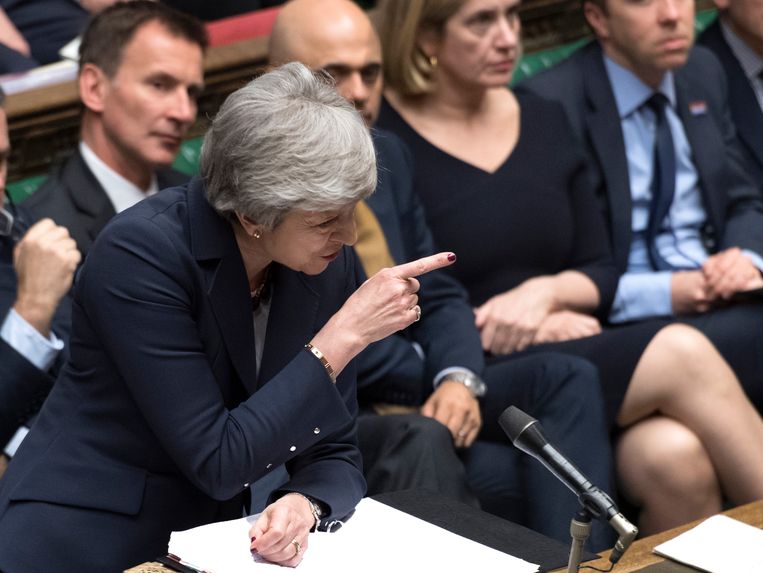 Theresa May lijkt in haar zwaard te vallen Beeld AP