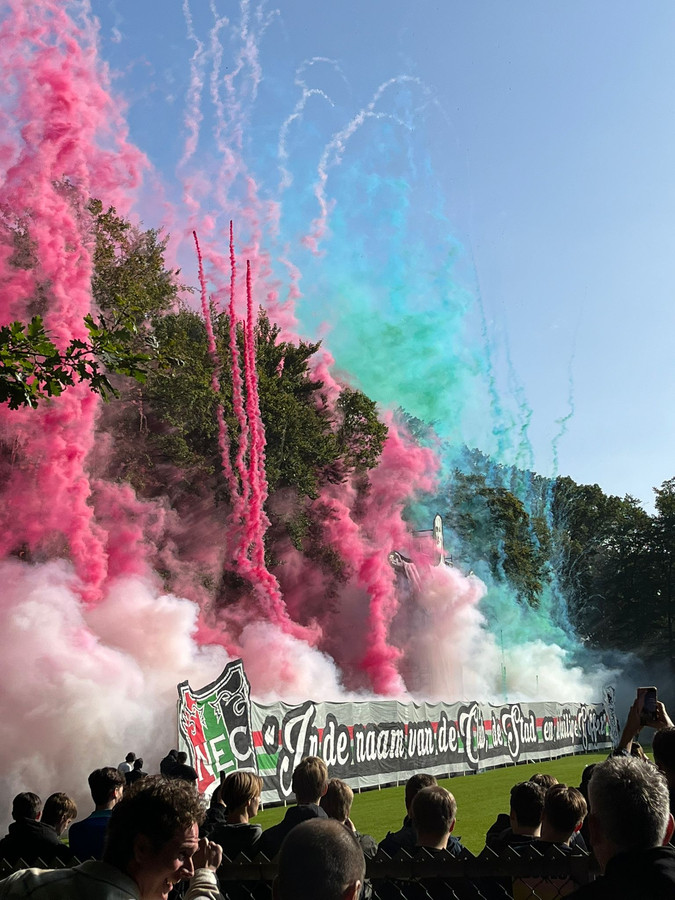 nec-met-prachtig-spandoek-tijdens-uitzwaaitraining-op-scherp-gezet-voor