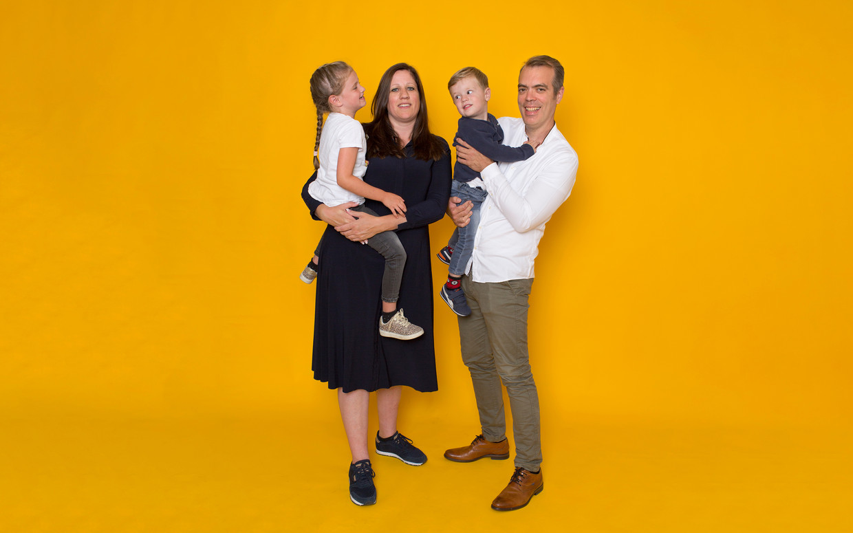 Karen van der Pauw en Werner Pellis, met hun kinderen Jill en Finn. Beeld Jörgen Caris