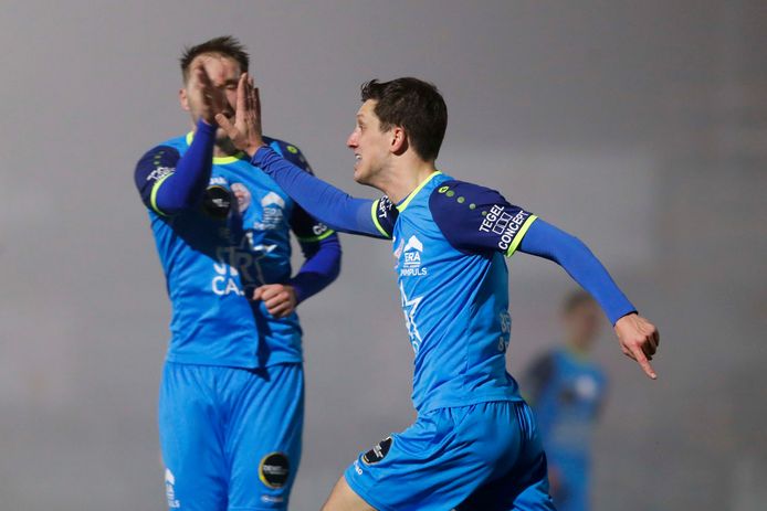 Ignazio Cocchiere (r.) was in Oostkamp weer goed voor twee doelpunten.