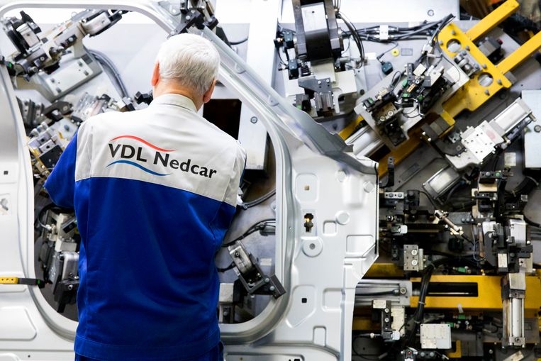 Een medewerker werkt aan een auto aan een assemblagelijn bij autofabrikant VDL Nedcar in Born.  Beeld ANP