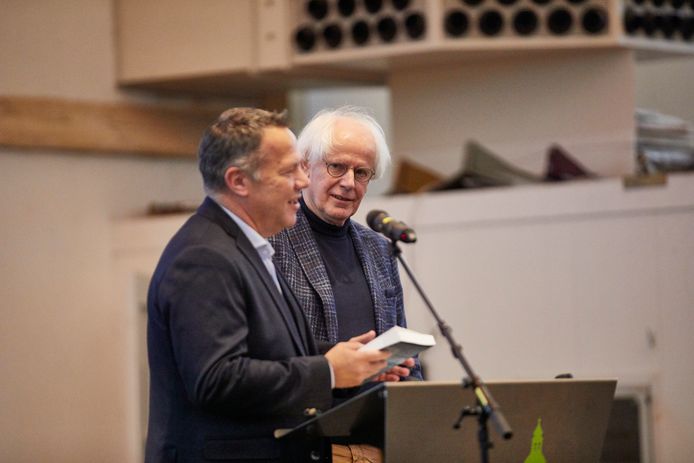 Marveld-directeur Edwin Bomers met het eerste exemplaar van ‘De Lindenhoeve’ van zijn oom André Bomers (rechts) bij de presentatie van het boek in De Oude Calixtus.