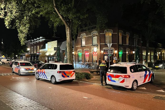 Politie ter plaatse in de Kruisstraat, waar drie personen ruzieden.