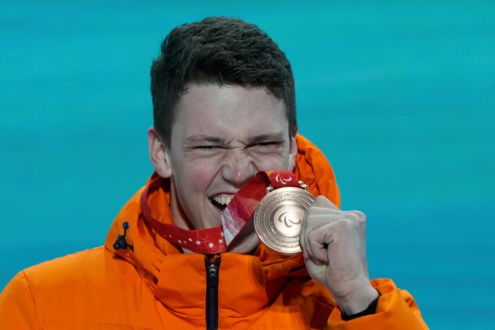 Intense vreugde bij Niels de Langen na het winnen van zijn eerste medaille op de Paralympische Winterspelen in China.