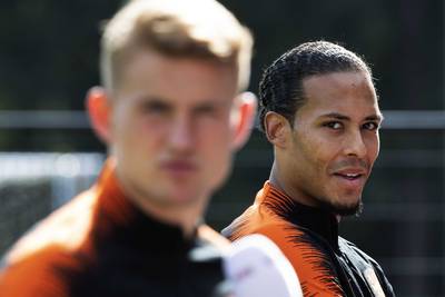 Van Dijk maakt zich geen zorgen om De Ligt: ‘Iedereen weet hoe goed hij is’