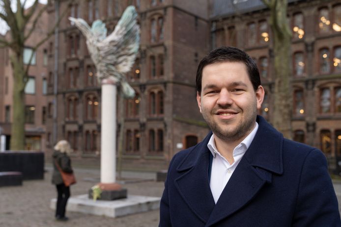Volt-lijsttrekker Arjen van Silfhout op het Anne Frankplein voor de levensgrote vogel, als symbool voor vrede en veiligheid.