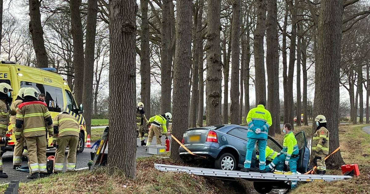 Inzittende gewond bij ongeluk in Heeswijk-Dinther, Gouverneursweg in beide richtingen dicht.
