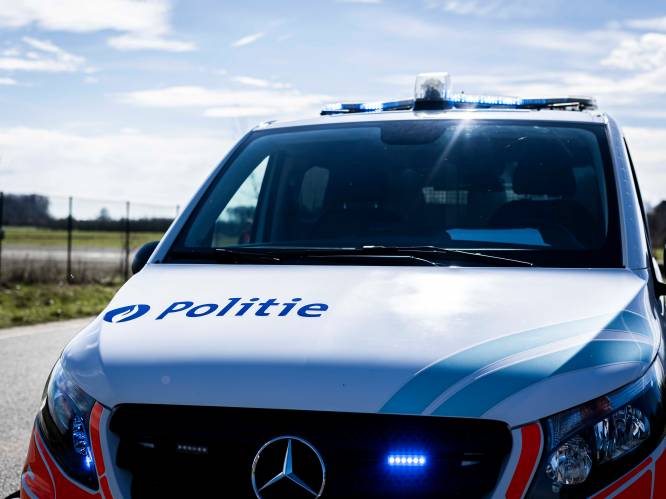 Twee kinderen ernstig gewond na botsing met politiecombi in rij voor kermis in Itter: “Nog steeds in levensgevaar”