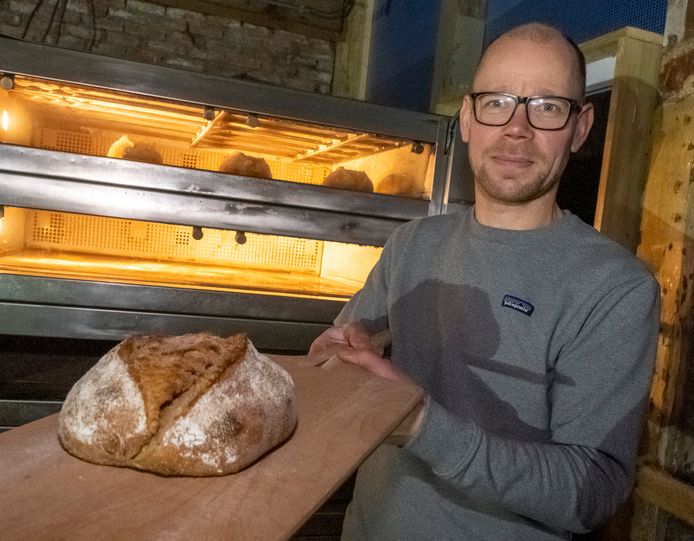 Jeroen Bergevoets uit Ritthem is gespecialiseerd in het bakken van zuurdesembrood.