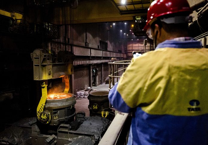 Vloeibaar staal in oxystaalfabriek 2 van Tata Steel.