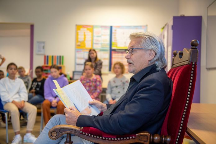 Wethouder Henk Nijhof leest voor in groep 7/8 van de openbare basisschool Reggewijs in Nijverdal als opening van de Maand van de Duurzaamheid.
