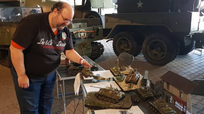 Modelbouwers exposeren in museum Bevrijdende Vleugels: miniaturen te midden van echt oorlogsmaterieel