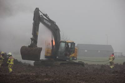 Machinist vlucht brandende rupskraan uit in Gendringen