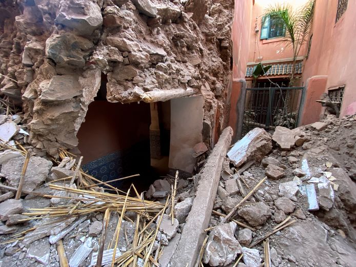De aardbeving veroorzaakte enorm veel schade aan woningen en gebouwen. Hulpdiensten zijn nog steeds op zoek naar mensen onder het puin.