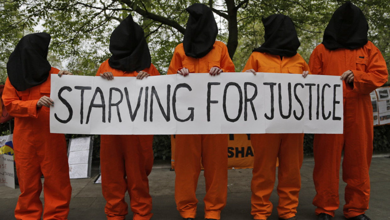 Mensen demonstreren tegen de omstandigheden in Guantanamo Bay voor de Amerikaanse ambassade in Londen. Beeld ap