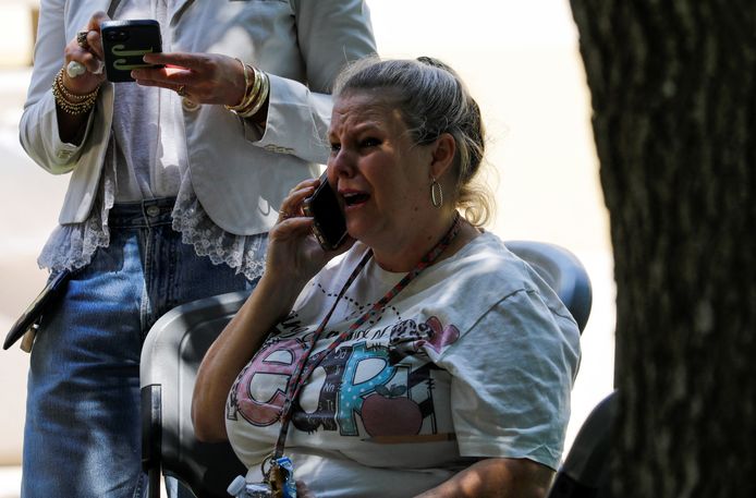 Een vrouw aan het Sgt Willie de Leon Civic Center, waar leerlingen van de school naartoe werden gebracht na de evacuatie.