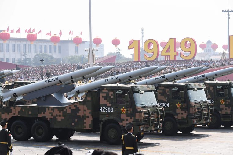 Een militaire parade op het Tiananmenplein in Peking, 2019. Beeld AFP