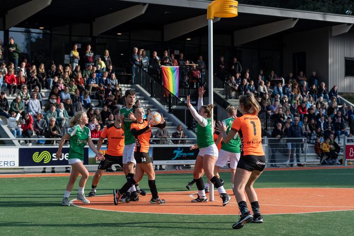 Jolien Landman (14) en Renee Havenaar(1) in actuen namens Unitas tegen BEP.