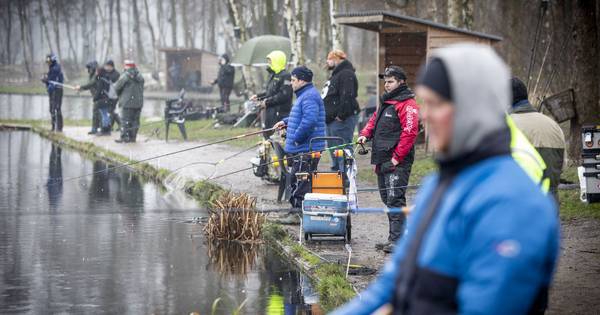 De forellen bijten best in de Reutumse vijver - Tubantia