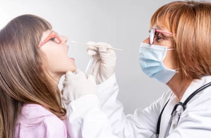 Les médecins généralistes ne sont plus en mesure de tester les gens, de donner des explications aux personnes potentiellement infectées et d’examiner les patients malades. Ils sont en outre contraints de reporter les soins non-urgents, déclare l’association Domus Medica.