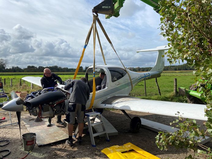 Met een hefkraan heeft een gespecialiseerde firma het vliegtuig uit de velden getakeld.