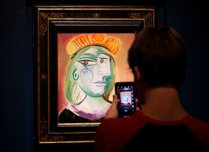 Een bezoeker neemt een foto van Pablo Picasso's schilderij van zijn minnares en muze Marie-Thérèse uit 1938 tijdens een bezichtiging in het Bellagio hotel in Las Vegas voorafgaand aan de veiling. Het werk werd zaterdag geveild voor bijna 35 miljoen euro.