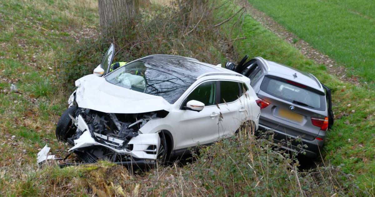 Auto’s in de sloot bij ongeval in Terneuzen.