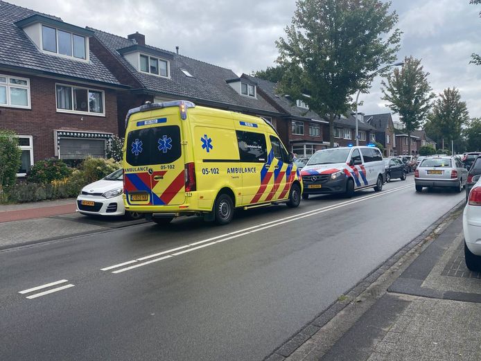 Bij een ongeluk op de Sloetsweg in Hengelo raakte zaterdagmorgen een fietsster gewond.