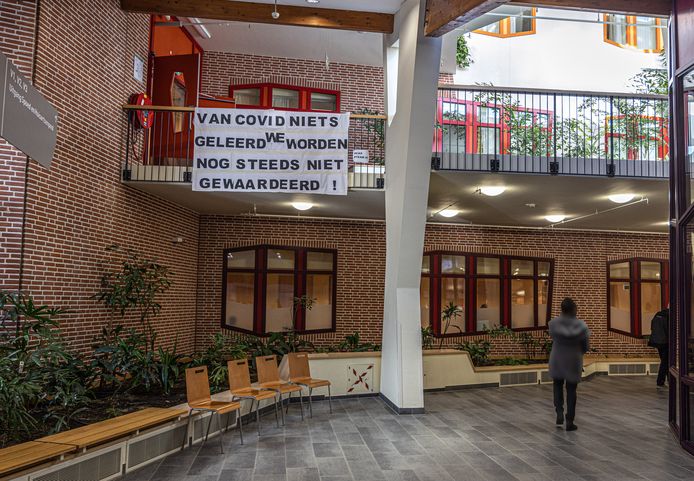 Verpleegkundigen van het Isala-ziekenhuis in Zwolle voeren actie voor meer loon en hebben spandoeken in de hal van het ziekenhuis opgehangen.