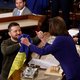 Een knuffel voor Pelosi, een Oekraïense vlag en een staande ovatie: zo werd Zelensky onthaald in het Amerikaans Congres